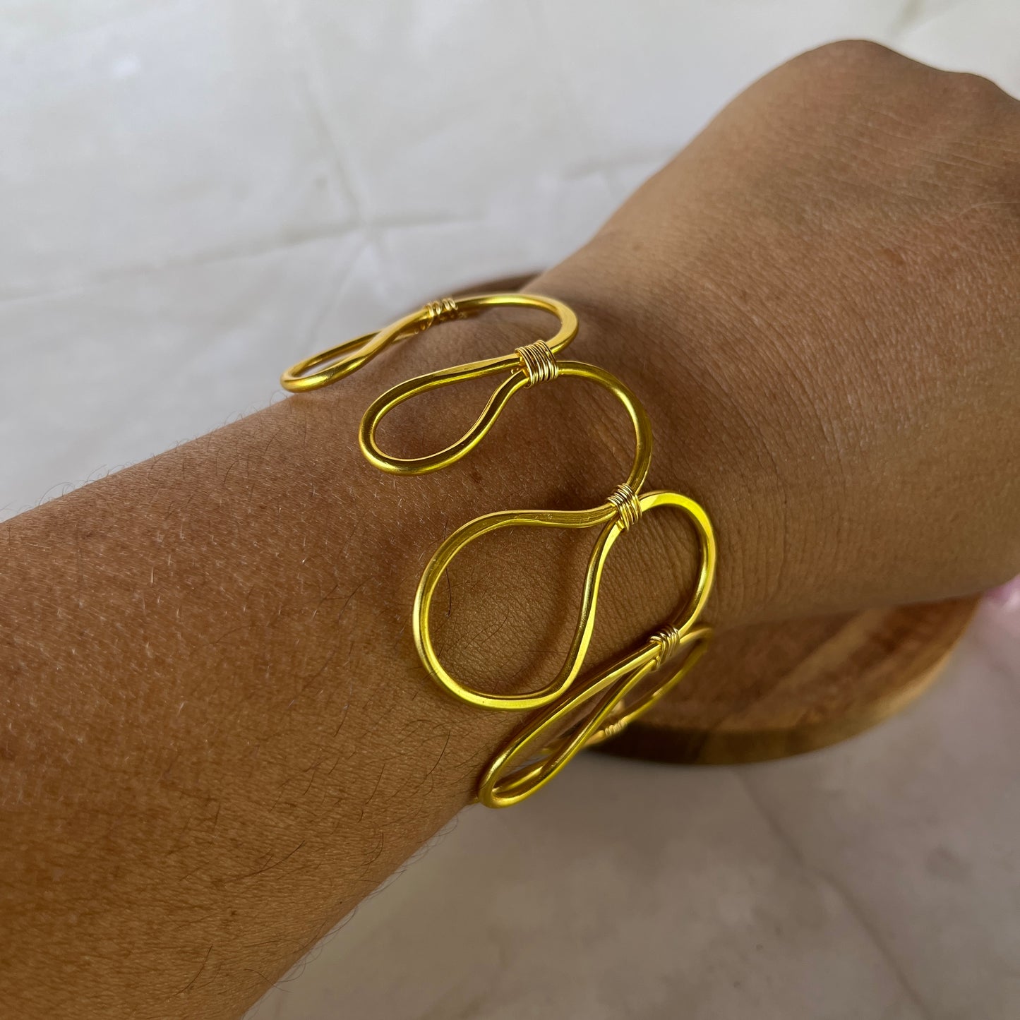 Gold Brazalet in Aluminium