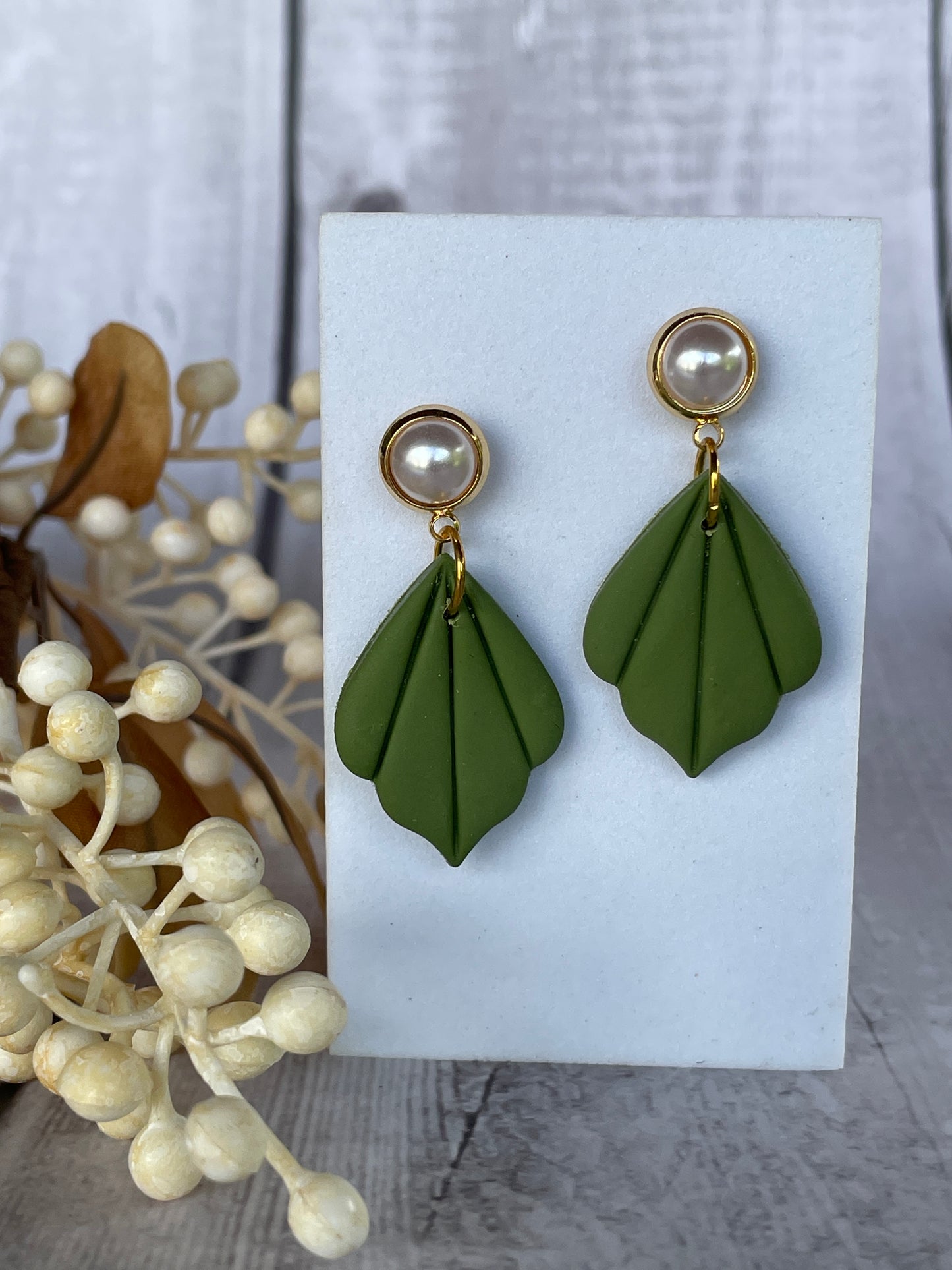 Handmade jewelry in polymer clay beutiful green natural earrings.