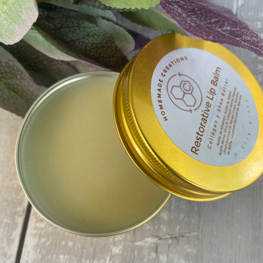 Un envase de hojalata color dorado de Intensive Repair Lip Balm, sin tapa, que deja ver el bálsamo en su interior. La etiqueta de la tapa dice "Intensive Repair Lip Balm" e incluye una ilustración de una abeja y algunos detalles adicionales del producto. — NaturElle Puerto Rico