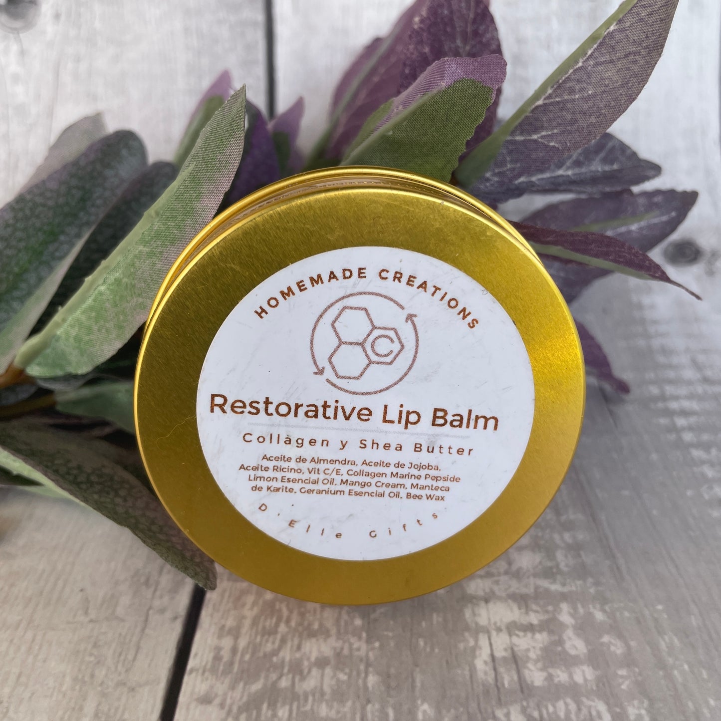 Lata dorada de bálsamo labial reparador con fondo de hojas — NaturElle Puerto Rico