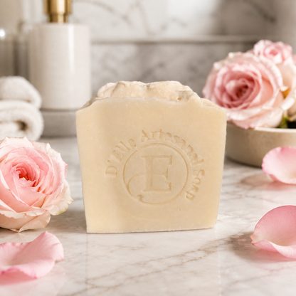 barra de jabon de agua de rosas que te ayuda a eliminar el maquillaje dejando tu rostro con una suavidad