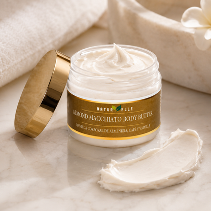 Almond Macchiato Body Butter en ambiente de spa tranquilo, una manteca corporal artesanal con aroma a almendra, café y vainilla para hidratar y suavizar la piel seca. 