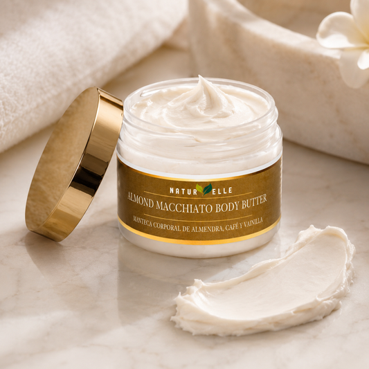 Almond Macchiato Body Butter en ambiente de spa tranquilo, una manteca corporal artesanal con aroma a almendra, café y vainilla para hidratar y suavizar la piel seca. 