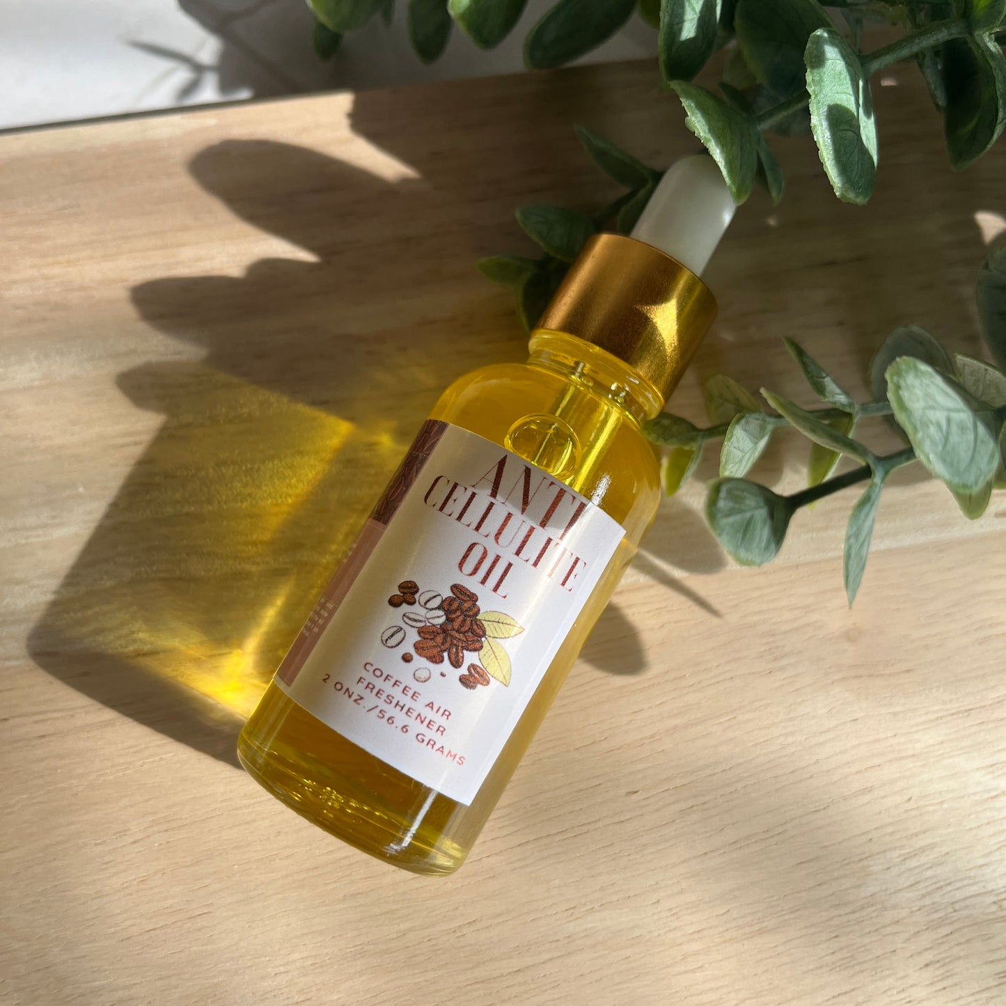 es un aceite corporal de fórmula botánica elaborado a mano en Puerto Rico, diseñado para activar la circulación y mejorar el drenaje linfático en las áreas con mayor acumulación de grasa.