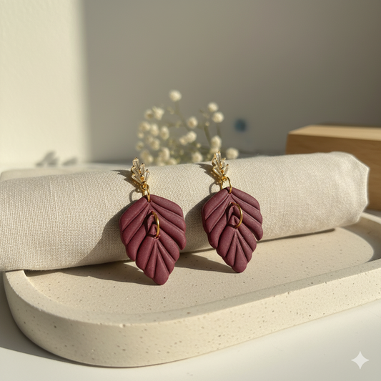 Hojas de color vinol, elegantes, con accesorios en oro. Livianas y versatiles.