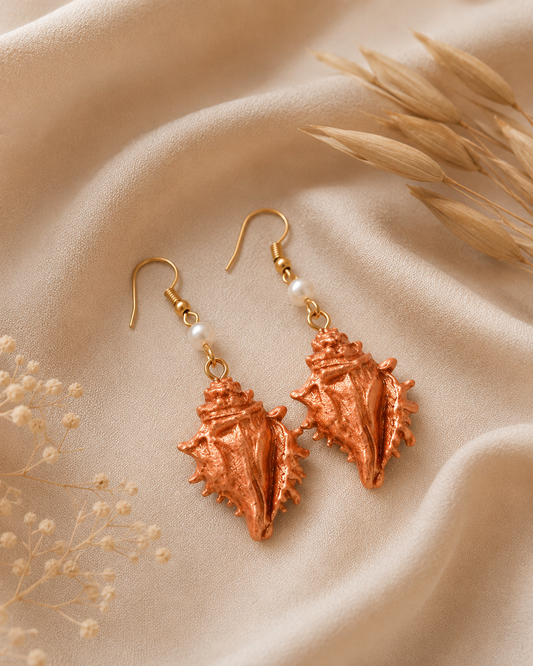 par de aretes de caracoles en bronce joyeria artesanal en polimero de verano dellegifts.