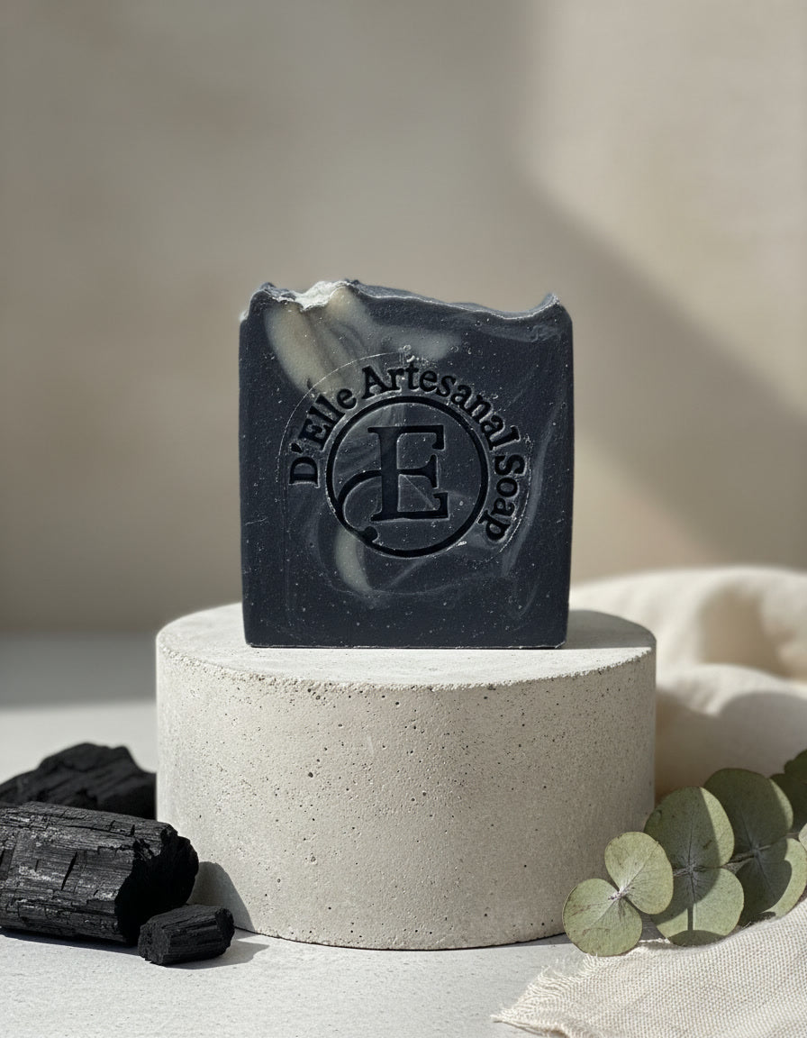 Este jabón detox natural limpia profundamente, desobstruye los poros y ayuda a prevenir brotes.