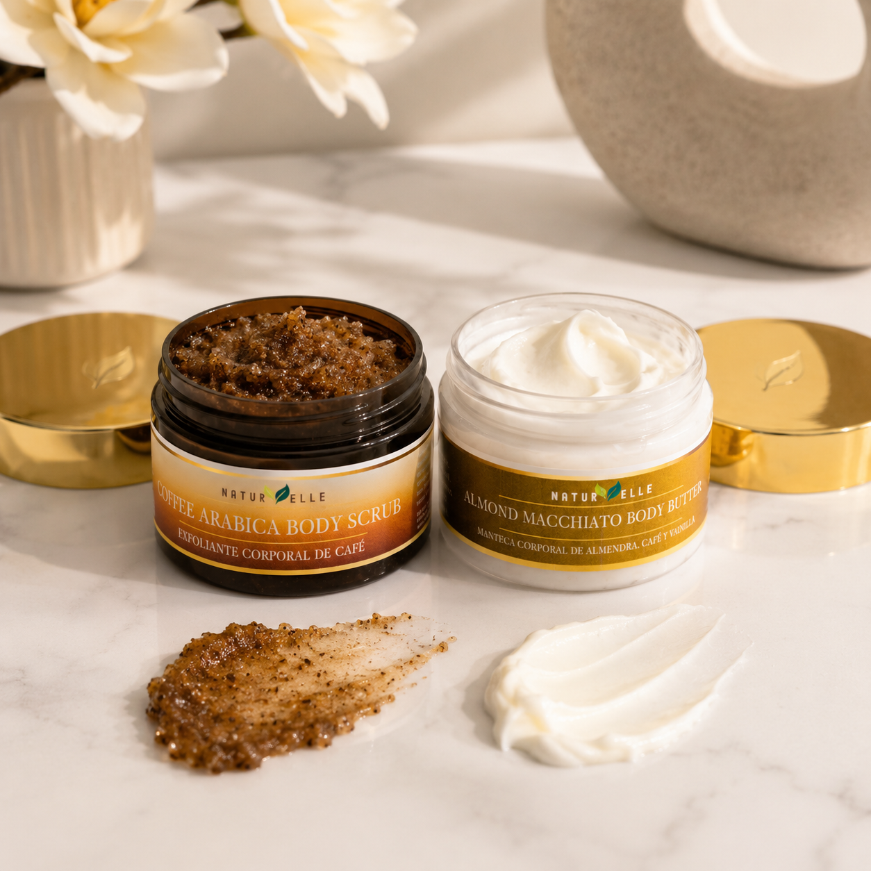 Coffee Glow Kit Duo de NaturElle con exfoliante corporal de café y manteca corporal de almendra, café y vainilla en ambiente de spa con granos de café.