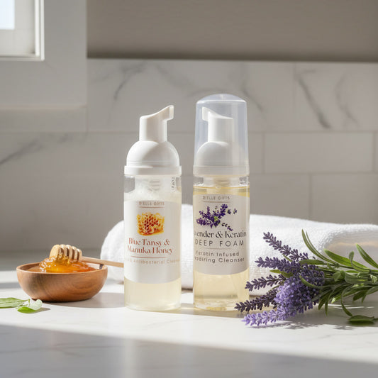 Dos frascos de productos para el cuidado de la piel con lavanda y miel sobre el mostrador del baño — NaturElle Puerto Rico
