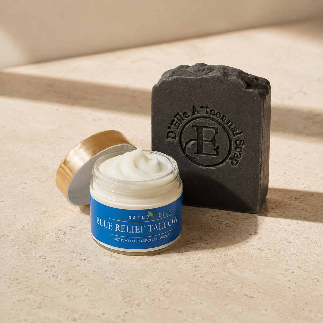 Un frasco de bálsamo de sebo Blue Relief y una barra de jabón sobre una superficie beige — NaturElle Puerto Rico