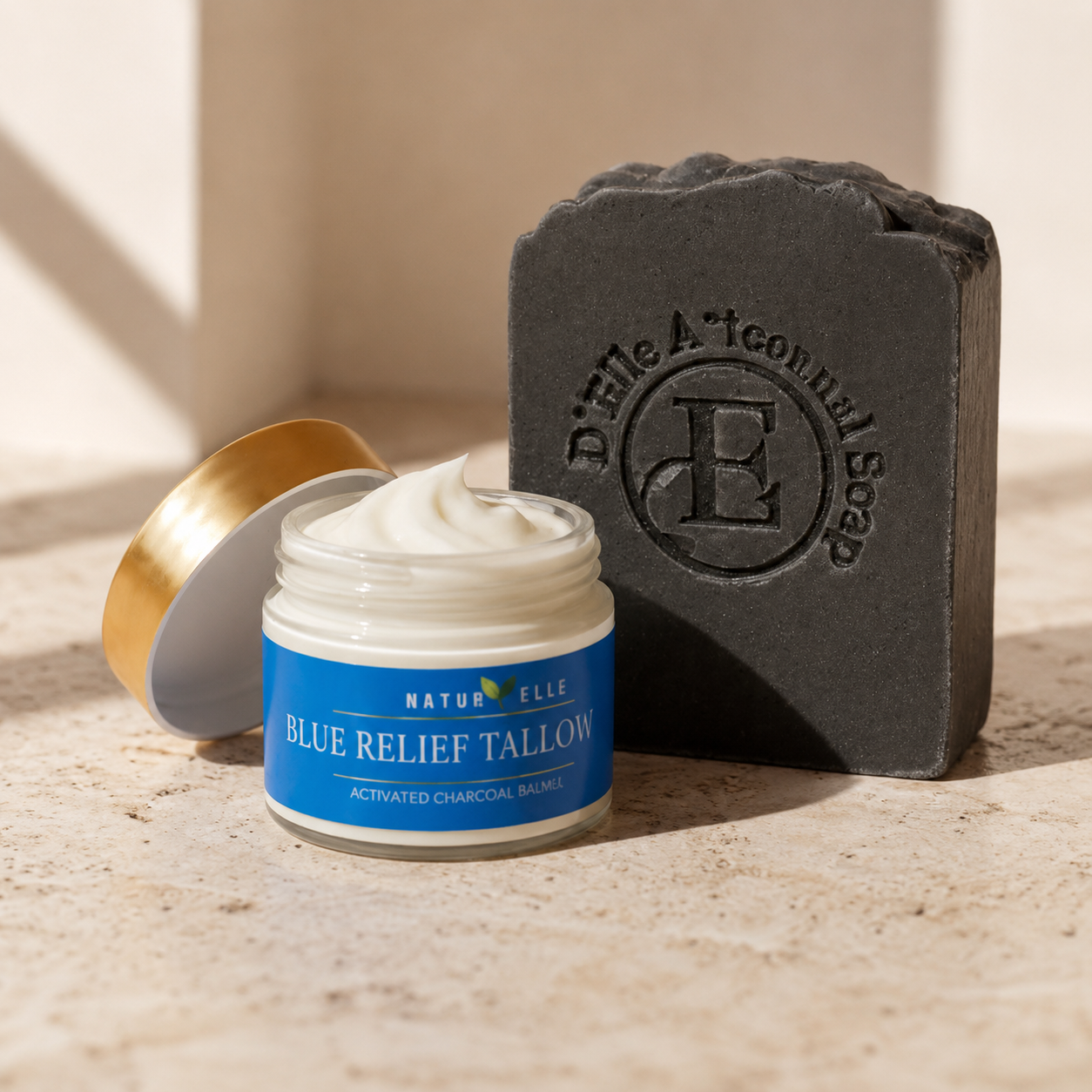 Un frasco de bálsamo 'Blue Relief Tallow' y una barra de jabón sobre una superficie de madera. — NaturElle Puerto Rico