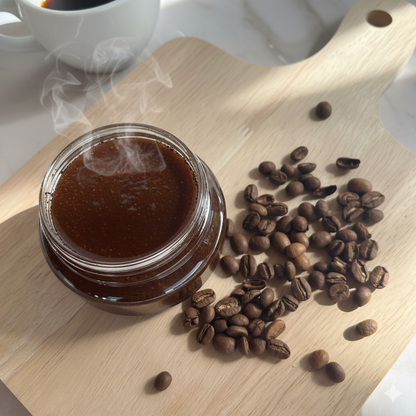 sales de Epsom y café arábica molido. Activa la circulación, elimina las células muertas y deja la piel suave, luminosa y renovada con un aroma a café, vainilla y almendra que convierte la ducha en un ritual de spa.