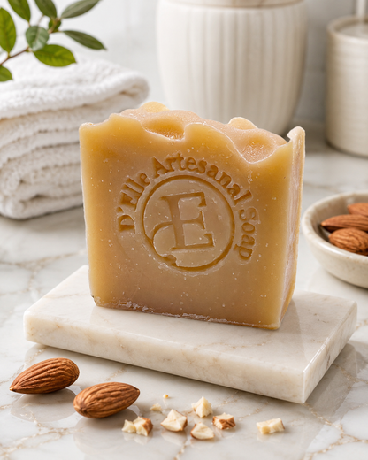 Rico en Vitamina E y antioxidantes, este jabón hidrata, suaviza y protege.
Hidrata profundamente con Vitamina E y antioxidantes, suaviza la piel desde el primer uso