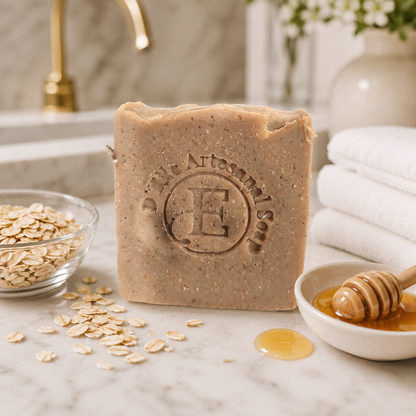 jabon en barra artesanal con ingredientes naturales, tiene hojuelas de avena y miel. ayuda a humectar la piel.