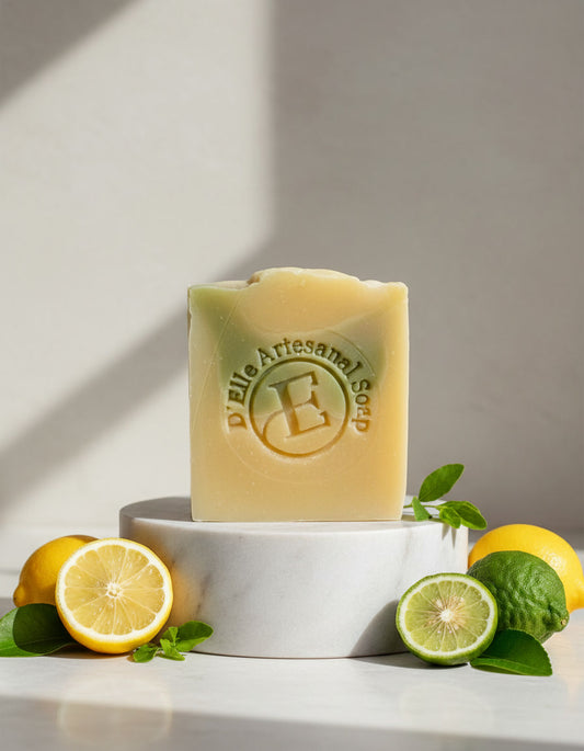 Pastilla de jabón artesanal D'Elle con limones y limas sobre fondo claro — NaturElle Puerto Rico