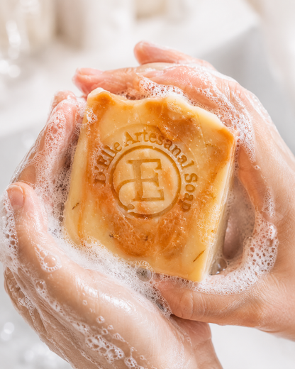Caléndula artesanal elaborada a mano su lather cremoso limpia sin irritar, calma la piel delicada y deja una sensación de comodidad duradera.