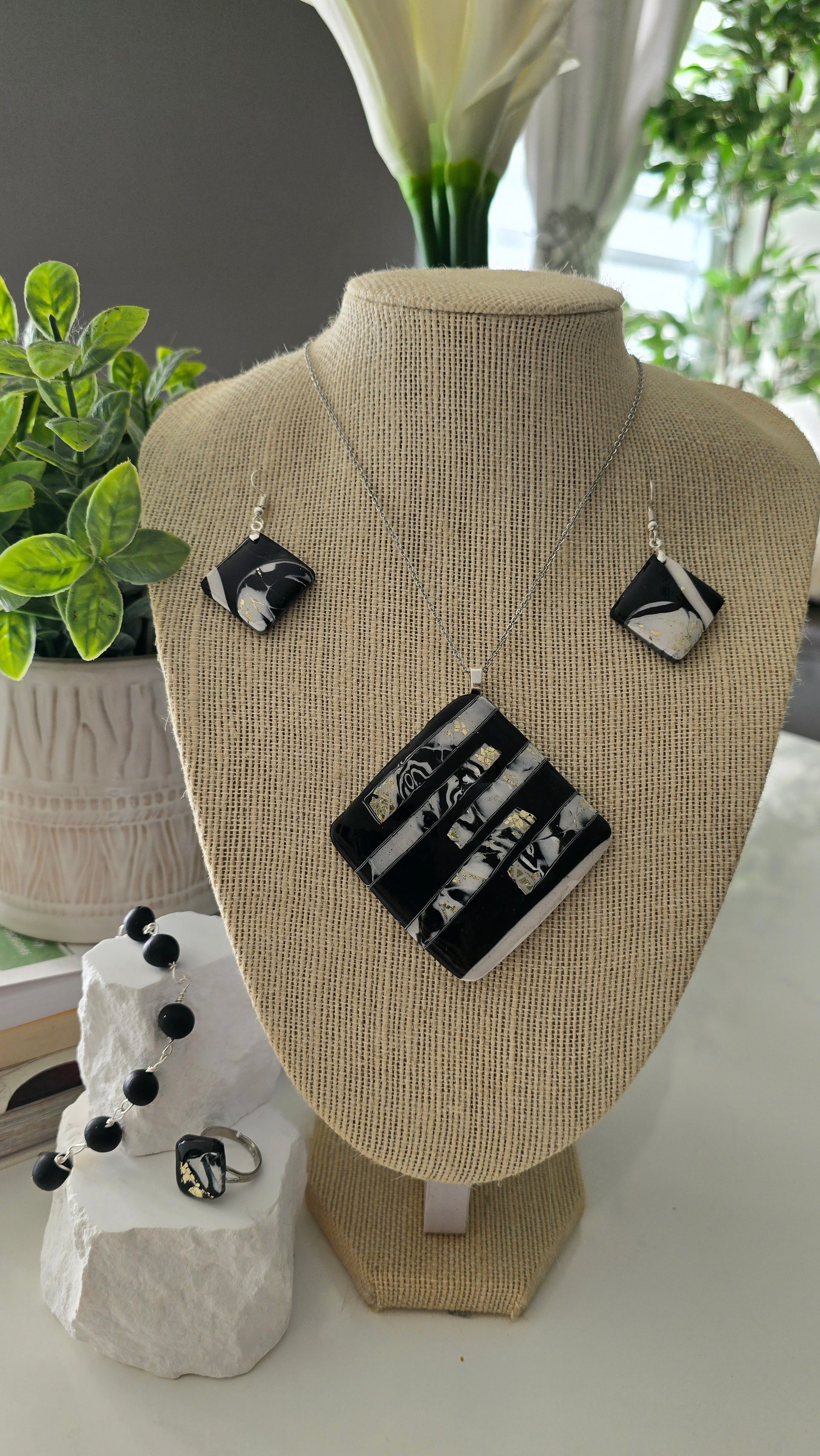 Juego de joyeria artesanal creada con polímero hecha en casa 100% Boricua