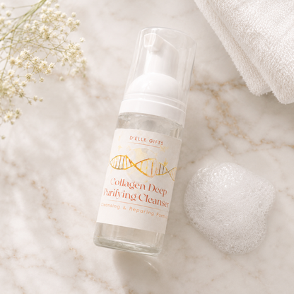 Frasco de producto para el cuidado de la piel con la etiqueta "Collagen Deep Purifying Cleanser" sobre una superficie de mármol con flores y una toalla — NaturElle Puerto Rico