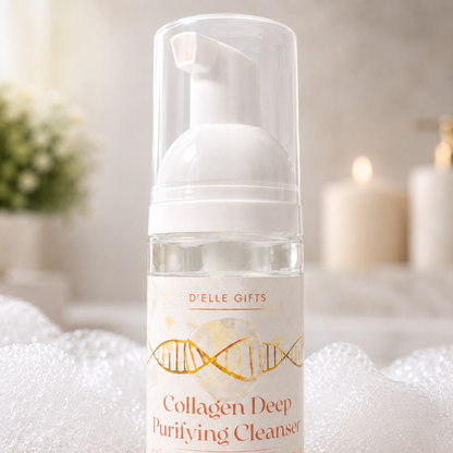 Botella de limpiador facial purificante profundo con colágeno y elementos decorativos sobre un fondo suave — NaturElle Puerto Rico