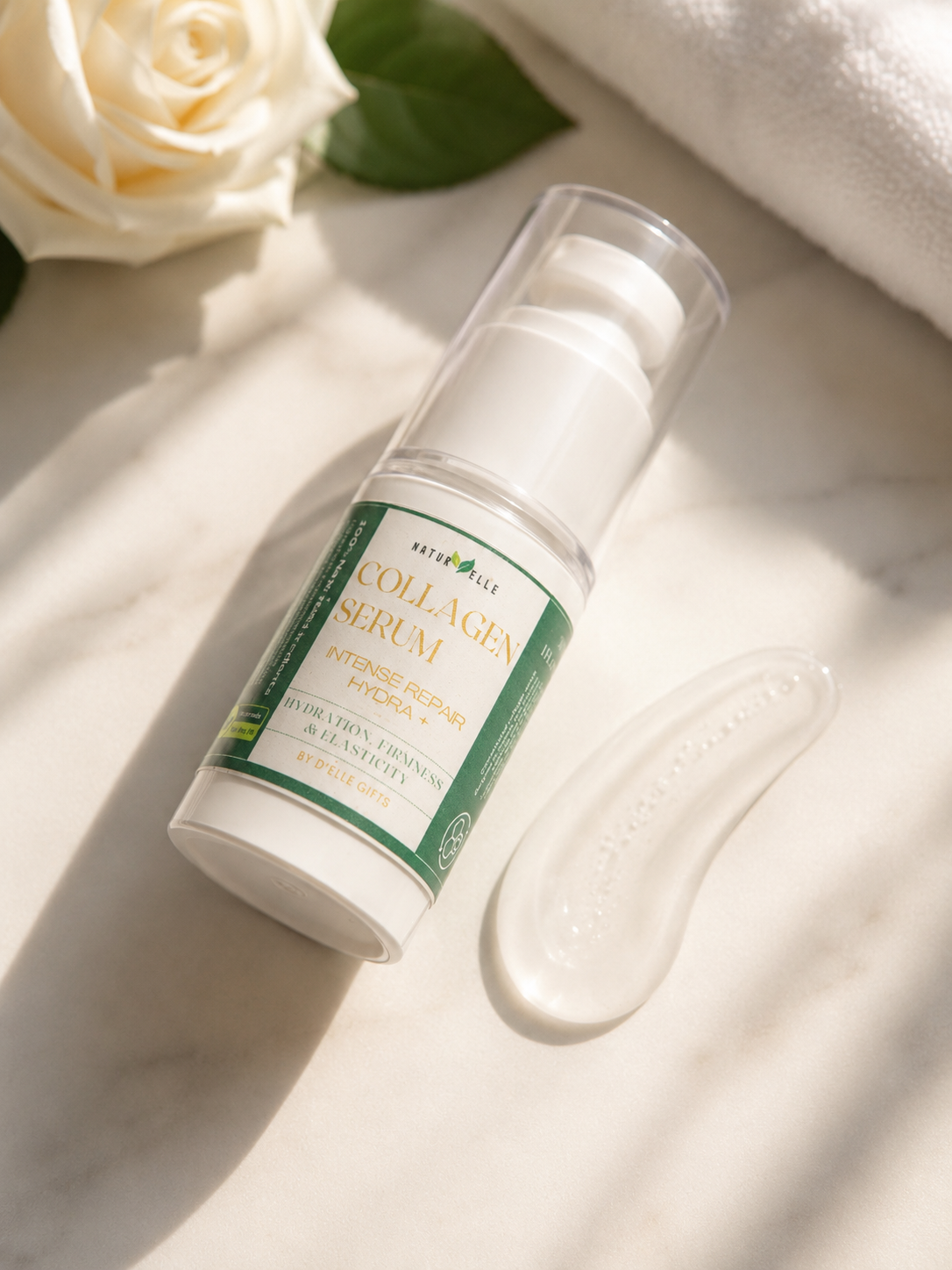 Frasco de sérum de colágeno descansando en un de fondo de blanco, con una rosa y crema transparente a su lado — NaturElle Puerto Rico