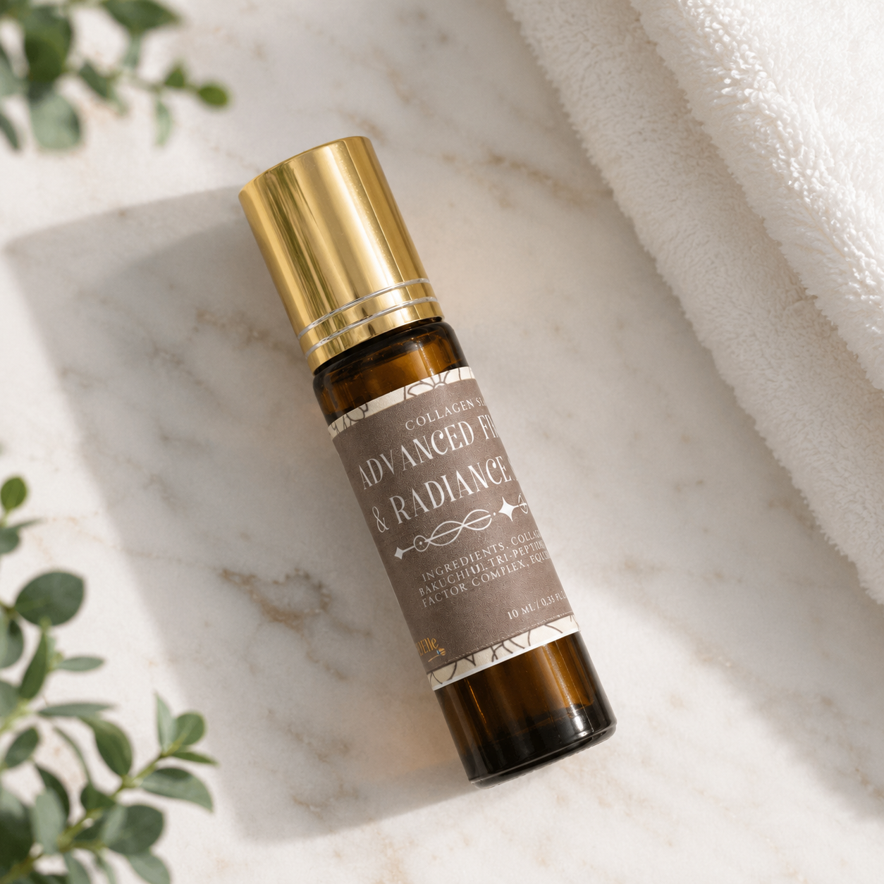 Frasco roll-on con la etiqueta 'Advanced Radiance' sobre una superficie de mármol con una toalla y plantas — NaturElle Puerto Rico