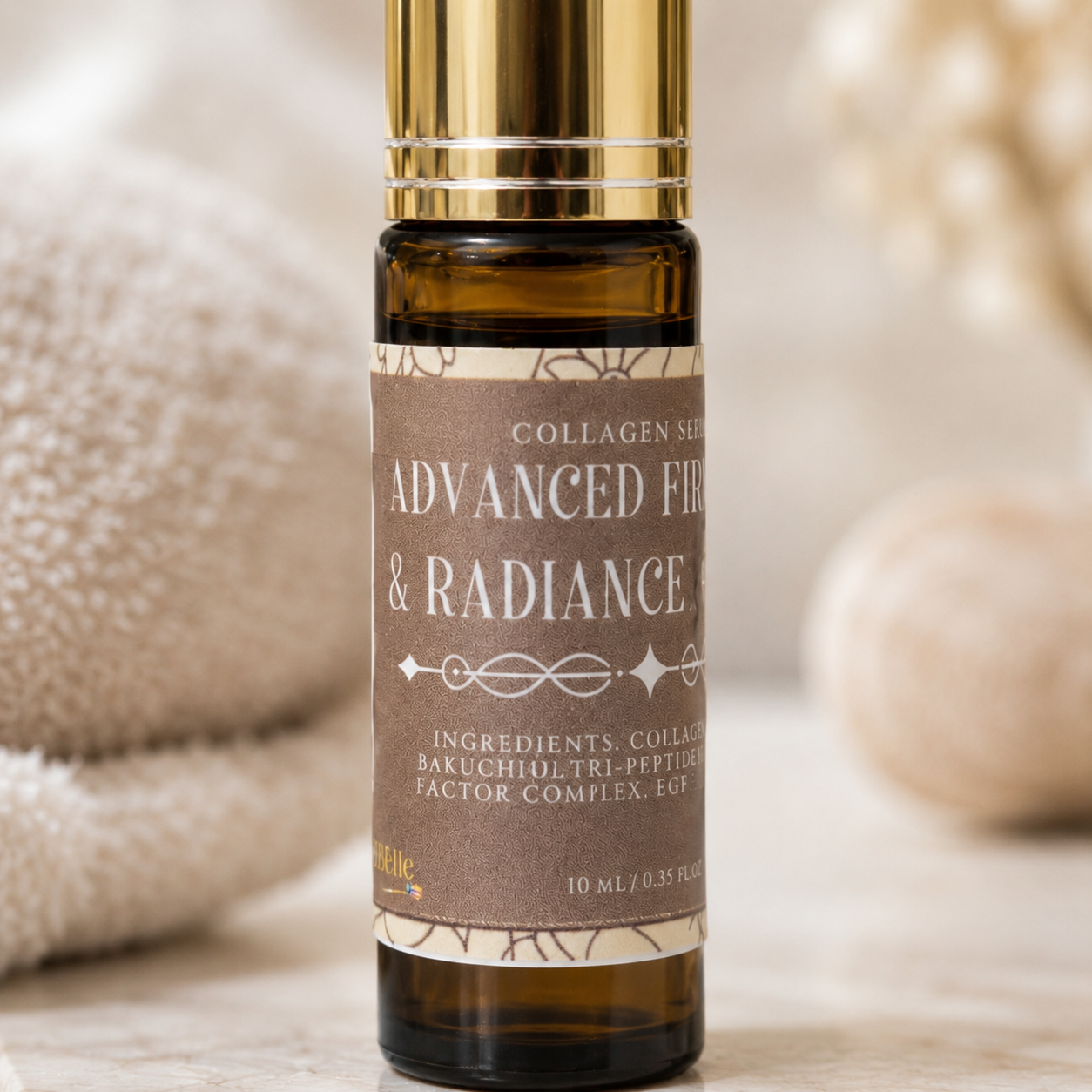 Frasco de sérum facial con tapón dorado y etiqueta decorativa sobre fondo neutro — NaturElle Puerto Rico
