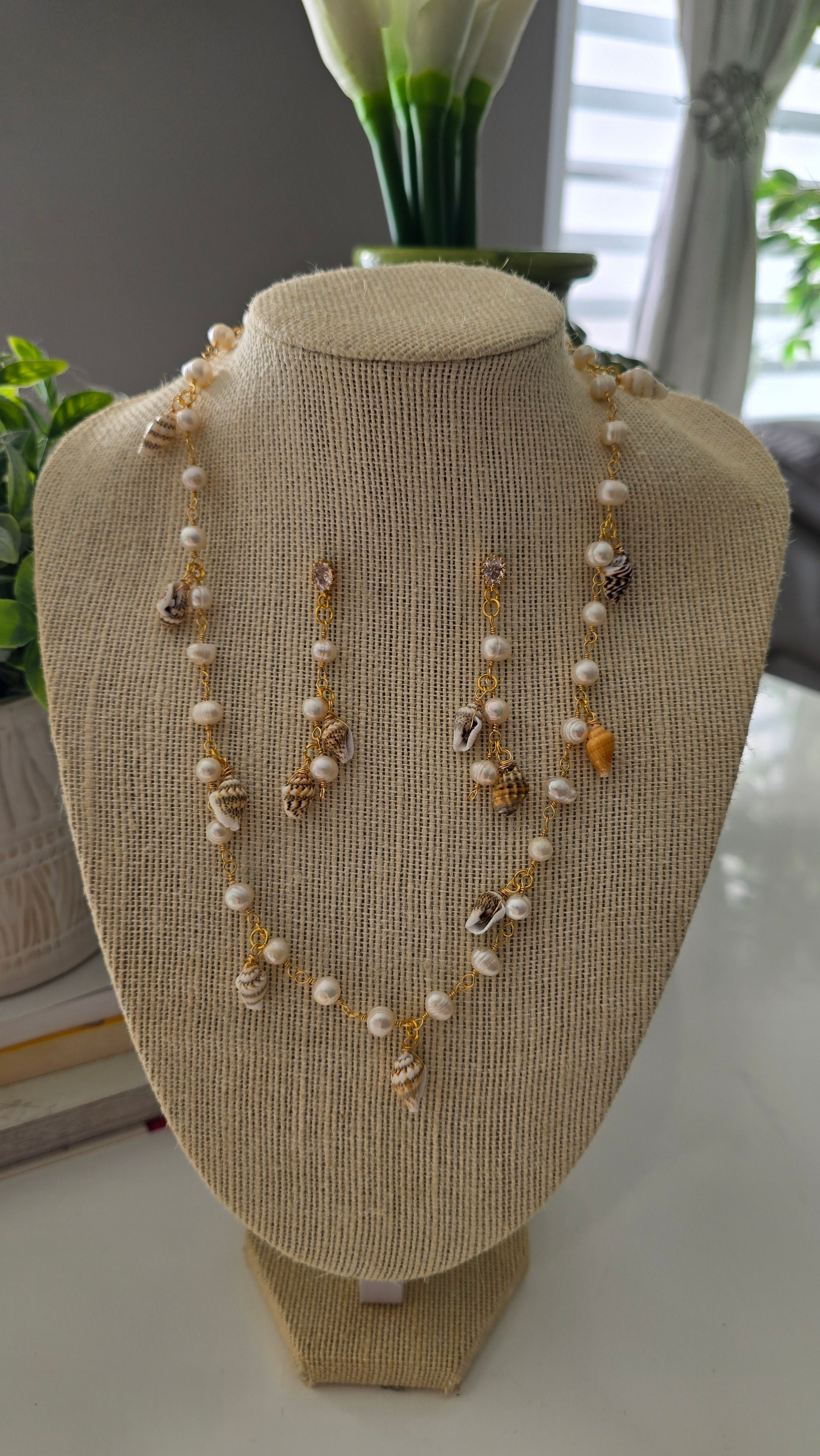 set de joyeria artesanan hecha en pequeñas piezas de caracoles con perlas pequeñas.  Ideal para el verano