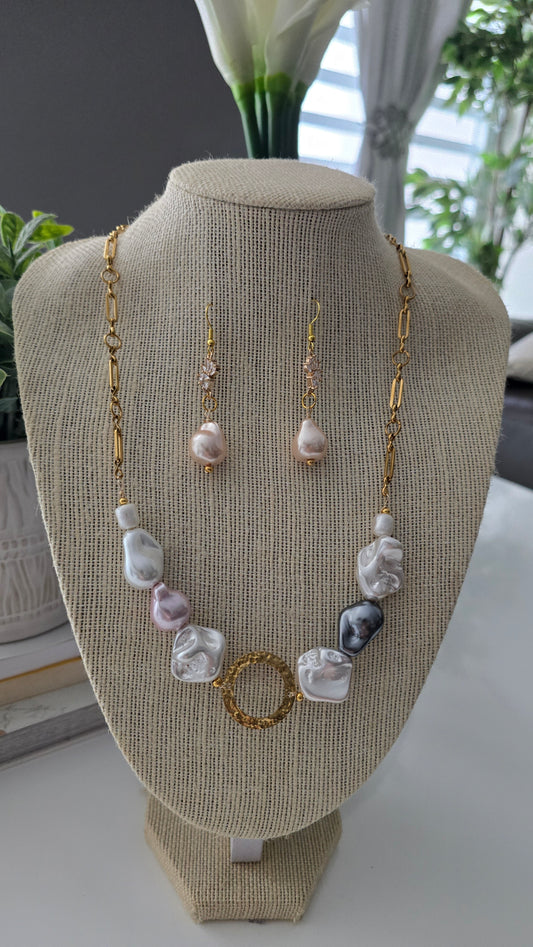 Cabeza de maniquí con exhibición de joyas que incluye collares y pendientes de color plata y blanco.