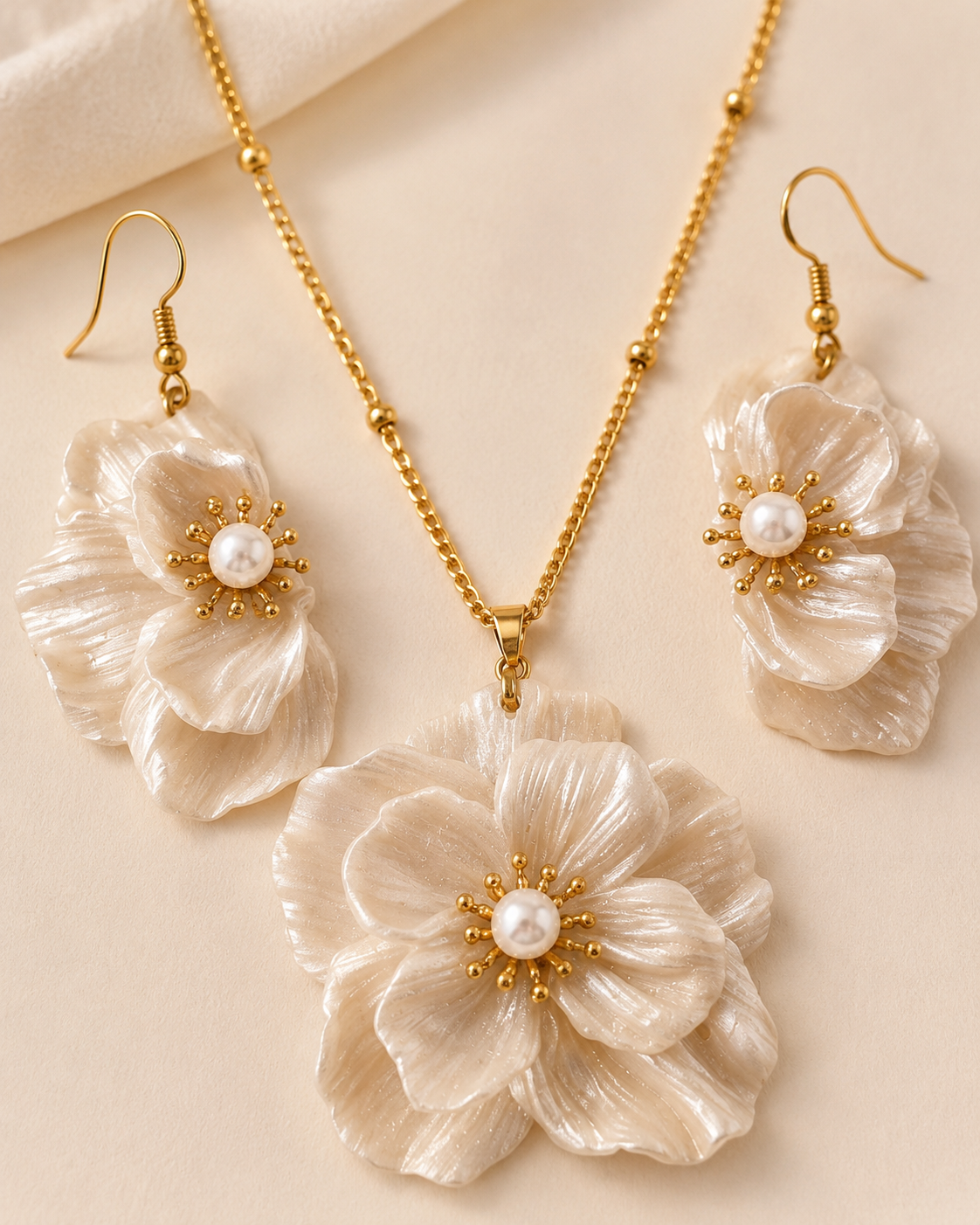 set de joyeria en polimero en color perla de flores artesanales hechas en casa. Dellegifts.