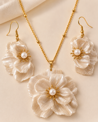 set de joyeria en polimero en color perla de flores artesanales hechas en casa. Dellegifts.